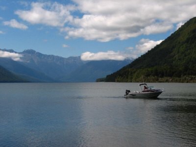 Track okolo Lake Rotoroa