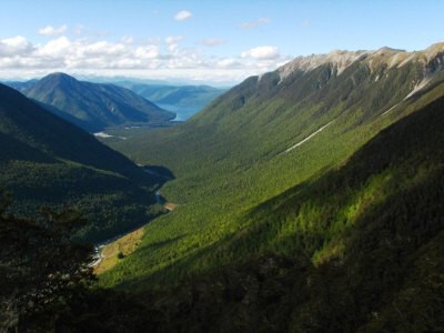 Track okolo Lake Rotoroa